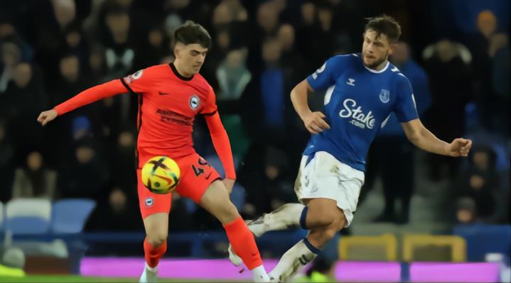 记者 : 斯托克城在对布莱顿中场莫兰的追逐中处于领先