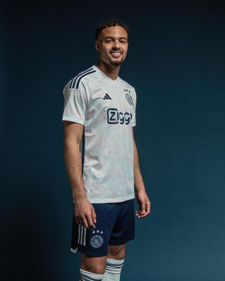 ??阿贾克斯发布2023-24赛季客场球衣。