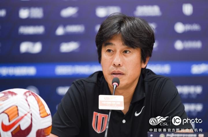 5月26日下午，成都蓉城队主教练徐正源和球员冯卓