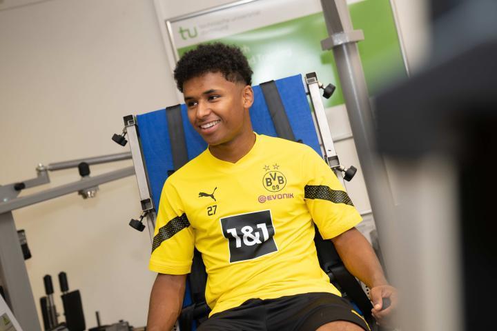 ??刚来的时候：娃娃脸小孩??现在：被大炮轰过头发的