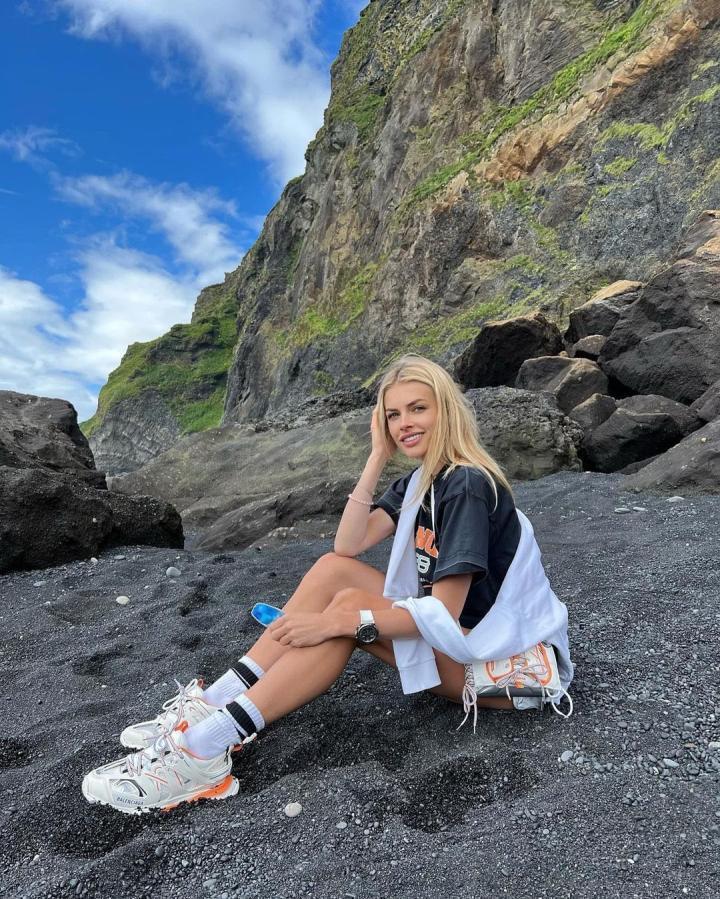 津琴科的妻子瓦兰达去旅游了，她上传了一些照片，你