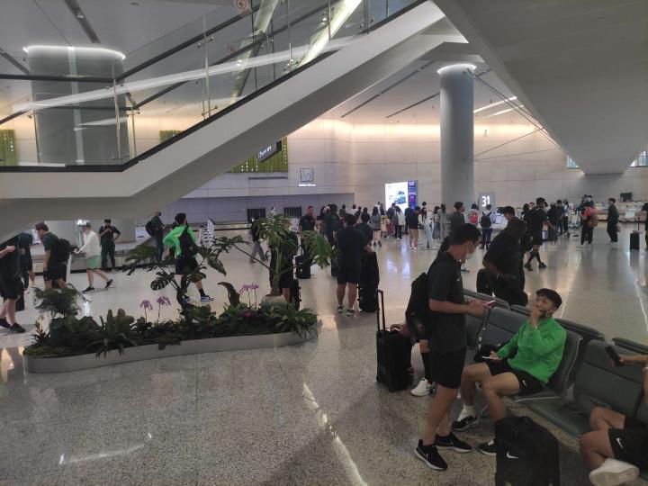 北京国安于今晚抵达上海经上海前往湖州。其中此前受