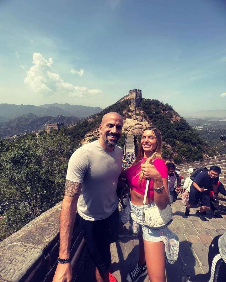 阿根廷名宿贝隆晒出了他和自己的妻子在八达岭爬长城