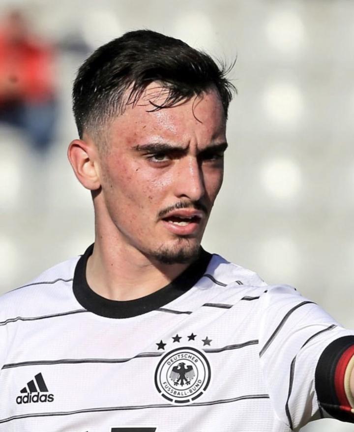 官宣：20岁的德国前锋内贝尔从美因茨租借加盟卡尔