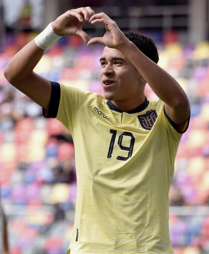 准切尔西小将16岁的肯德里?派斯成为了厄瓜多尔历