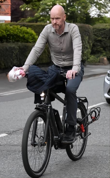 放松一下，滕哈格带队获得欧冠资格后，在曼市骑行