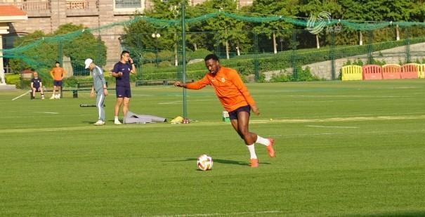 记者：之前受伤的费南多、刘洋和刘彬彬随队一同出征青岛