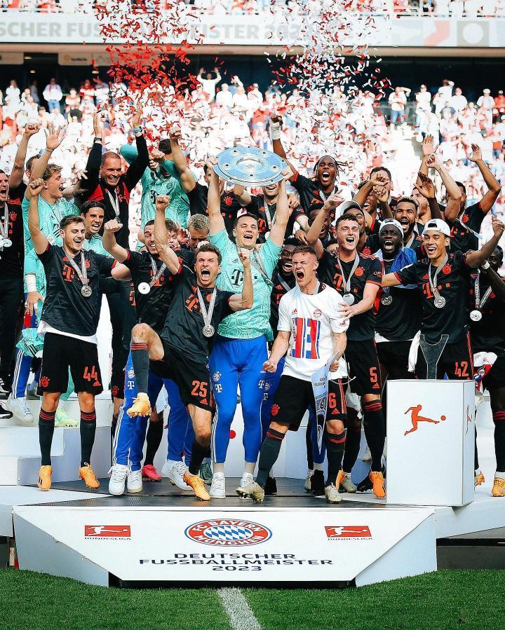 诺伊尔晒捧杯照：惊心动魄！小伙子们一直相信到最后一秒