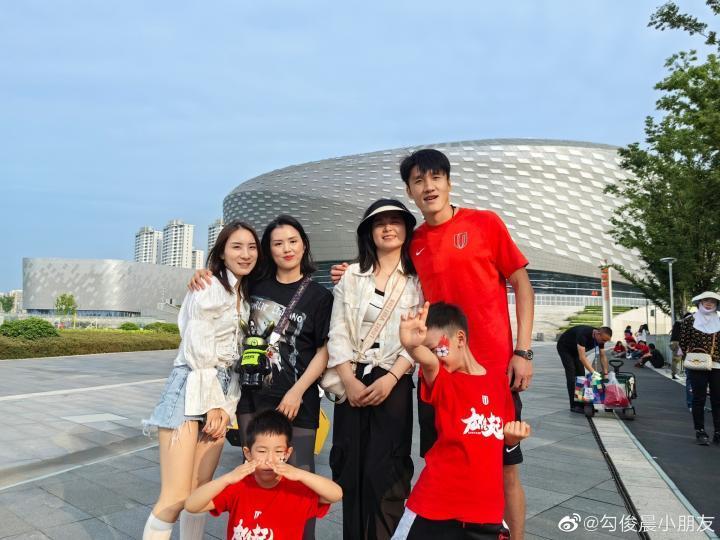 带儿子到球场，勾俊晨：这是最好的六一节礼物