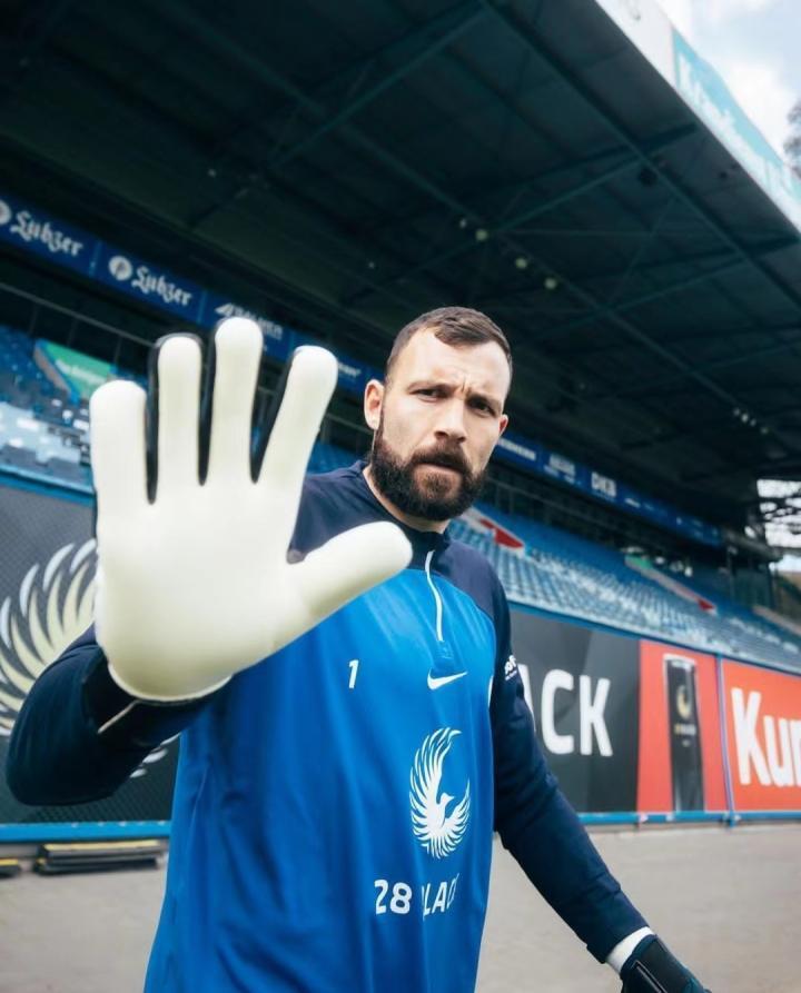 一些续约/离队相关的消息1.踢球者表示，范德隆格