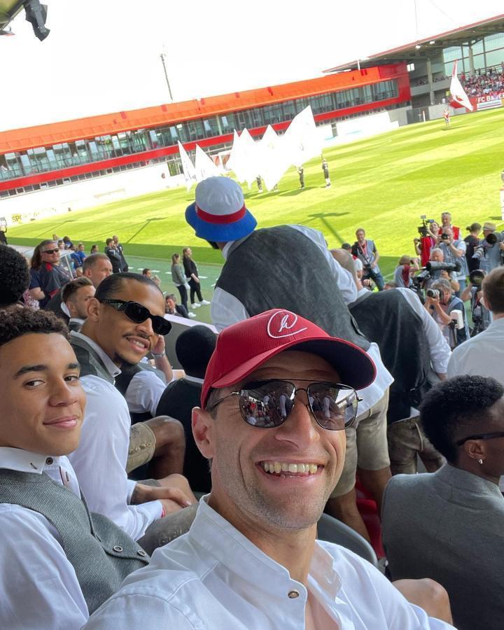 准备见证夺冠，穆勒和队友们一同现场观看拜仁女足比赛