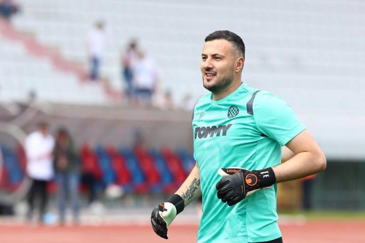 哈伊杜克门将苏巴西奇在对阵希贝尼克的比赛中首发登