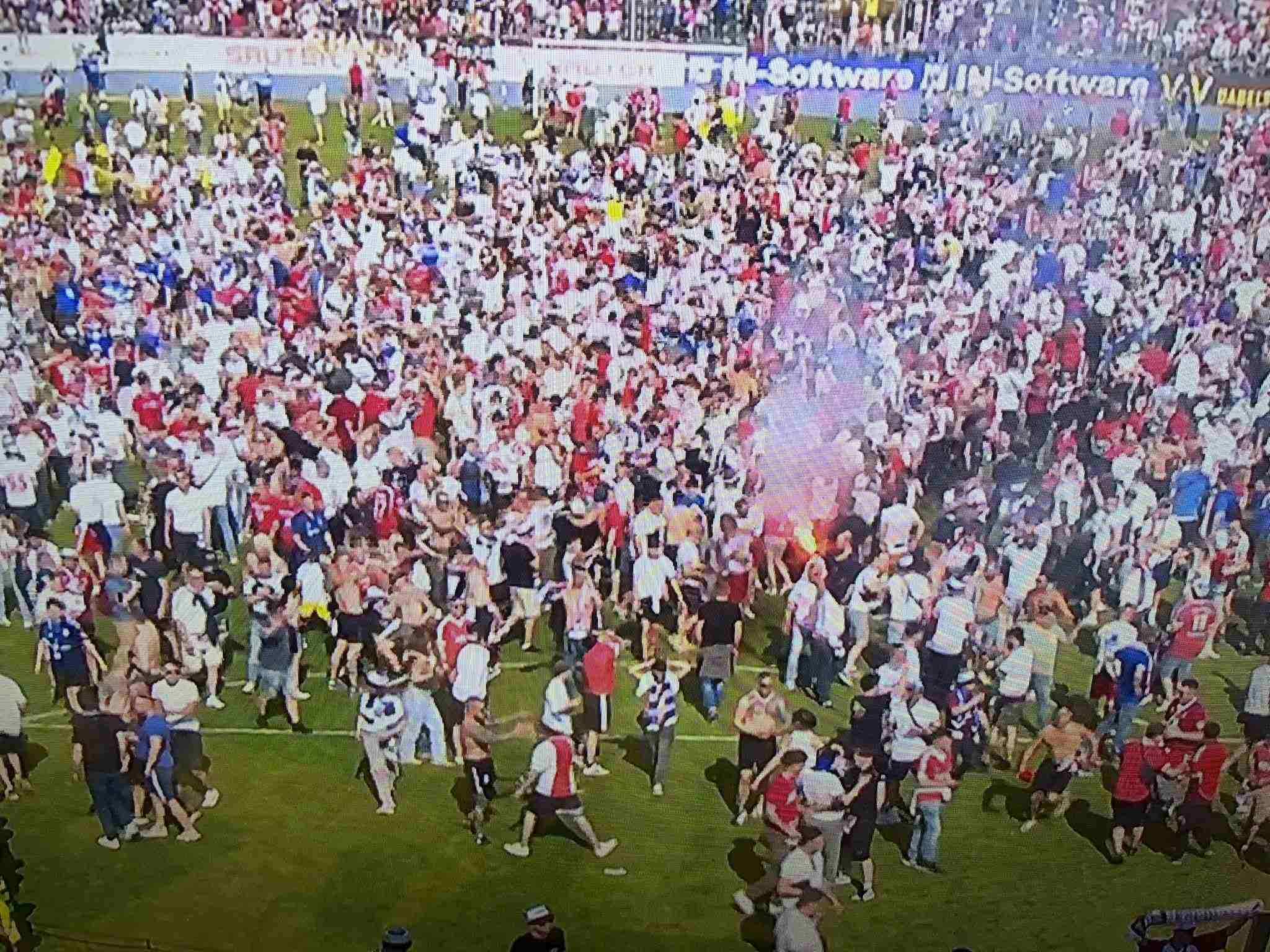 白进场庆祝了汉堡球迷进场疯狂庆祝，随后海登海姆绝杀