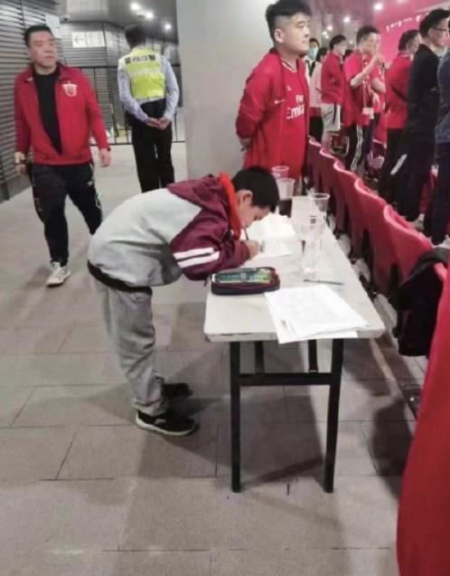 东体：小球迷现场看海港比赛边写作业走红，俱乐部邀请他再来