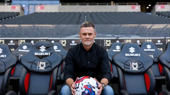 官方 : 米尔顿凯恩斯任命亚历山大为主教练