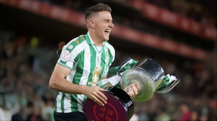 华金即将退役，参加2002年韩日世界杯的球星还有哪些现役