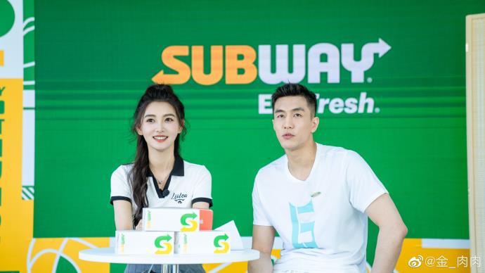 女主播金佳悦与郭艾伦直播后晒合照:伦哥本人太真实太有梗了哈哈