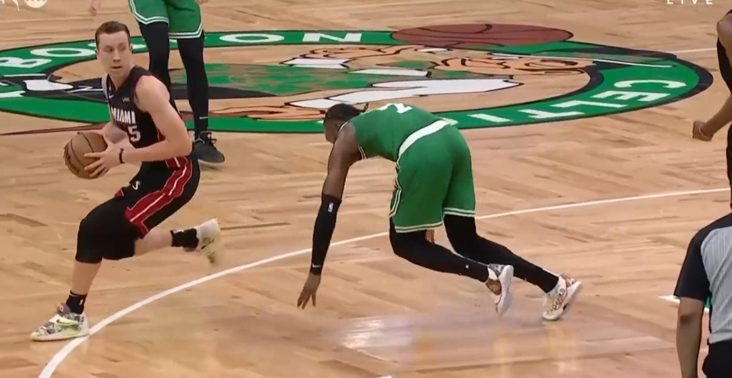 略显狼狈！在东决抢七找不着北的杰伦-布朗