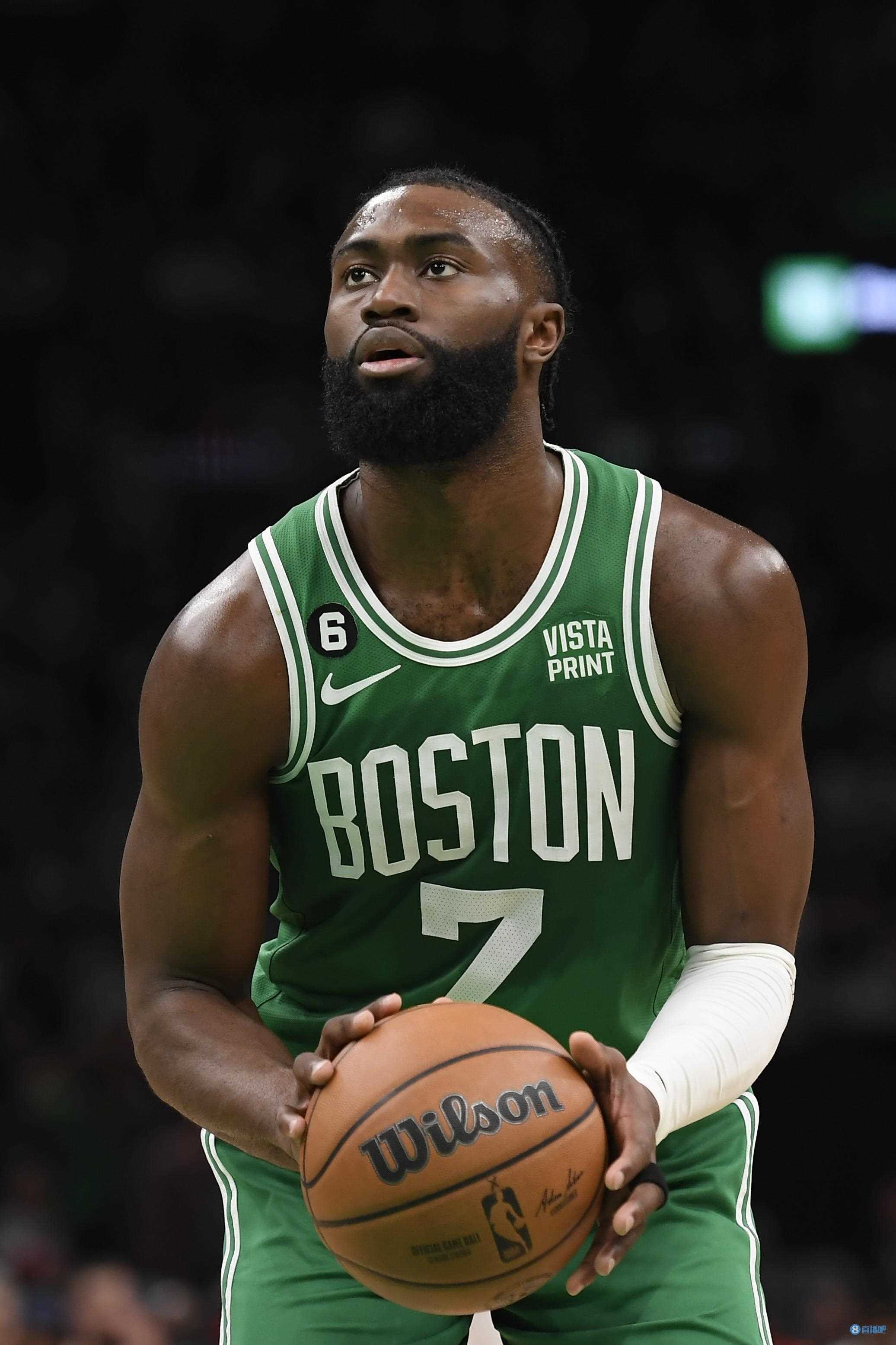 杰伦-布朗常规赛场均26.6分6.9板3.5助 成功入选最佳阵容二阵