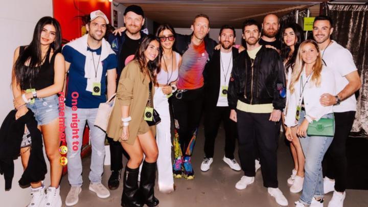 小法妻子晒与酷玩乐队大合影，梅西和乐队主唱C位