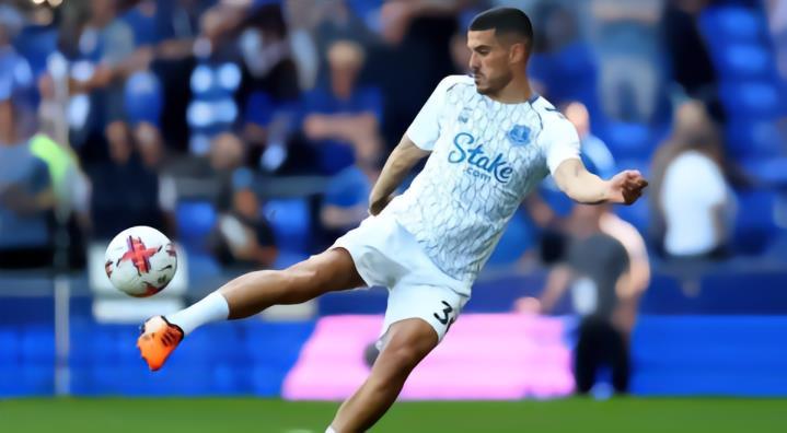 记者 : 谢菲联有兴趣在今夏引进狼队后卫考迪