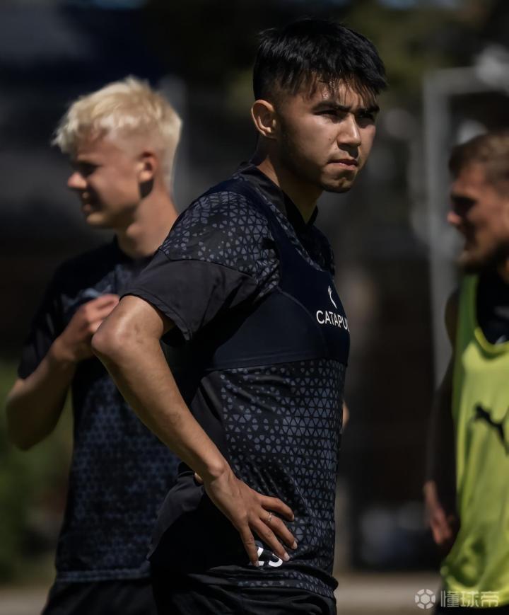 艾菲尔丁在b站up主的节目中谈到自己在球队踢8号