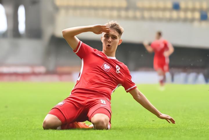 记者：AC米兰已经向波兰U17国脚博雷斯提出报价