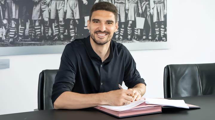 沙尔克官方：球队与中后卫卡明斯基续约至2024年