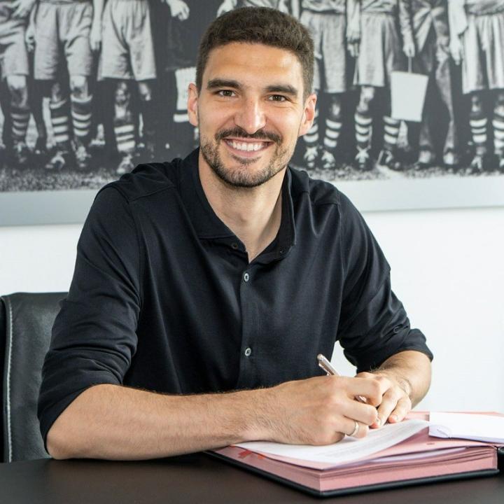 官方：沙尔克与波兰后卫卡明斯基续约