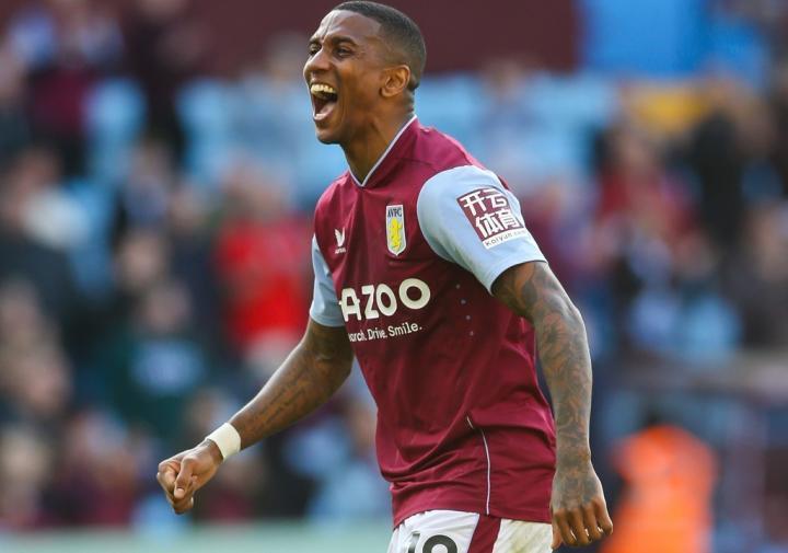 天空体育：阿什利-扬想继续踢，他相信还能在英超踢两年