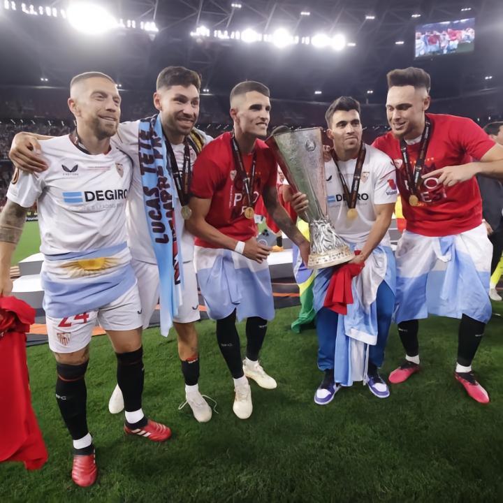 代表塞维利亚欧联杯夺冠，5名阿根廷球员捧杯合影留念