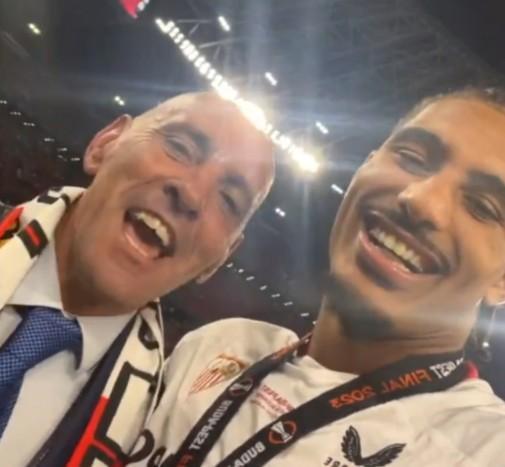 夺冠庆祝时巴代对蒙奇表示签我签我，蒙奇回应：签你，签你