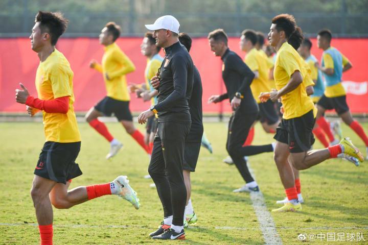 北青：国足6月10日开练阵容变化不大，归化仅艾克森、蒋光太