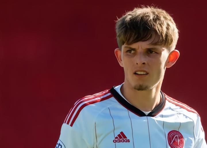 天空体育：利物浦愿意让克拉克森在夏天永久转会离队