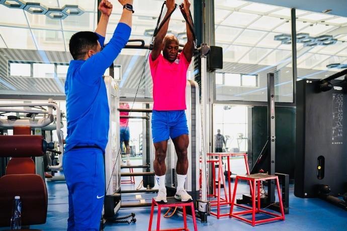 记者：申花踢完沧州后不返沪直接前往青岛，巴索戈随队出征