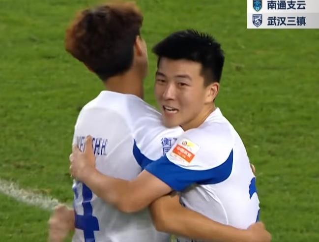 陶强龙：戴帽可喜，但要保持谦逊；年轻球员应树立足够的自信