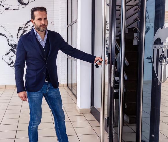 瓦伦西亚希望巴拉哈下赛季留任，但他想先知道体育计划是什么