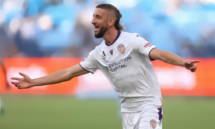 官方 : 珀斯光荣与中场齐马里诺续约