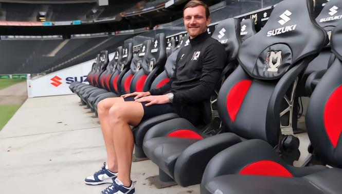 官方 : 米尔顿凯恩斯免签查尔顿中场吉尔贝