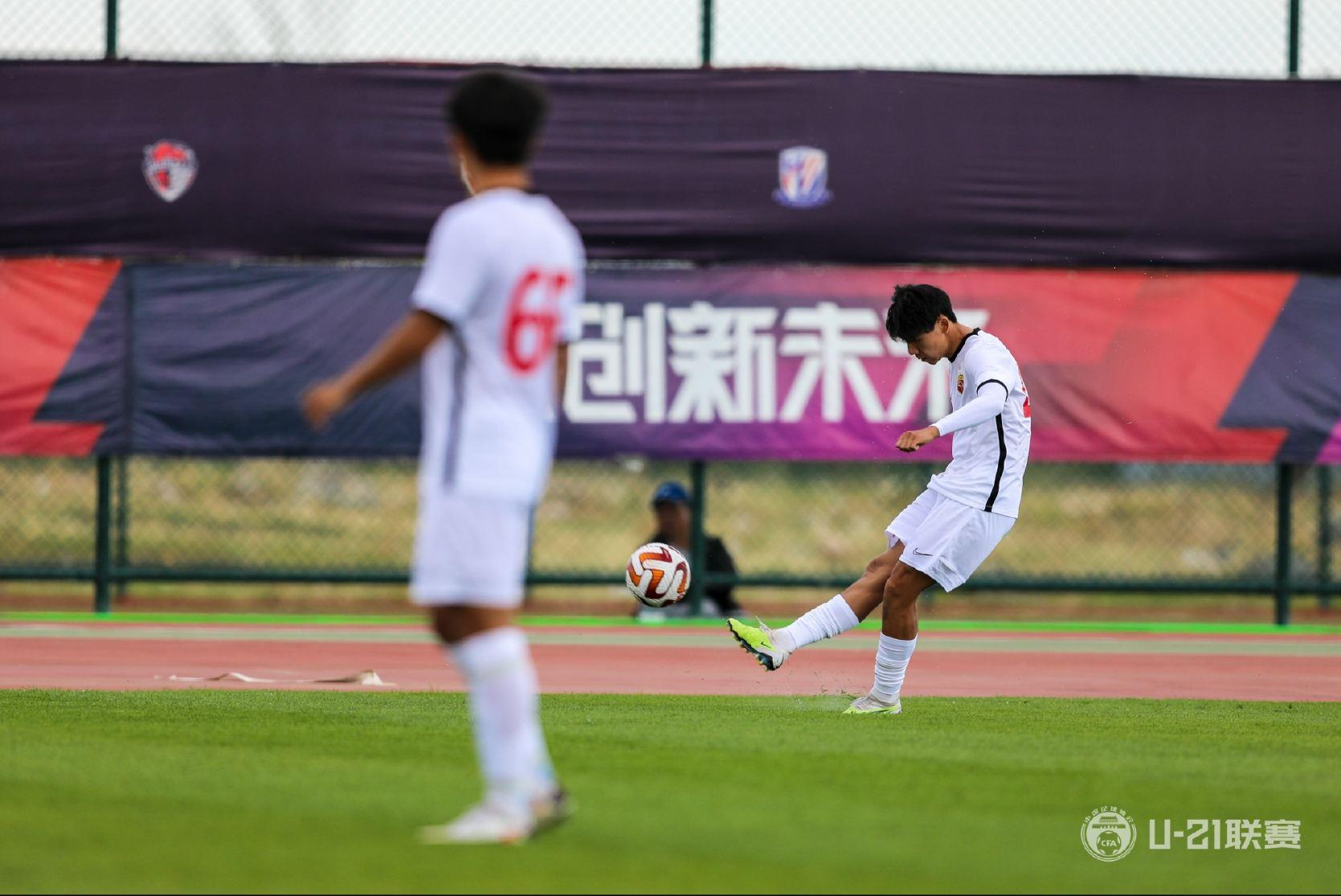 U21联赛总决赛第一阶段，上海海港U21队3比2战胜深圳U21队。