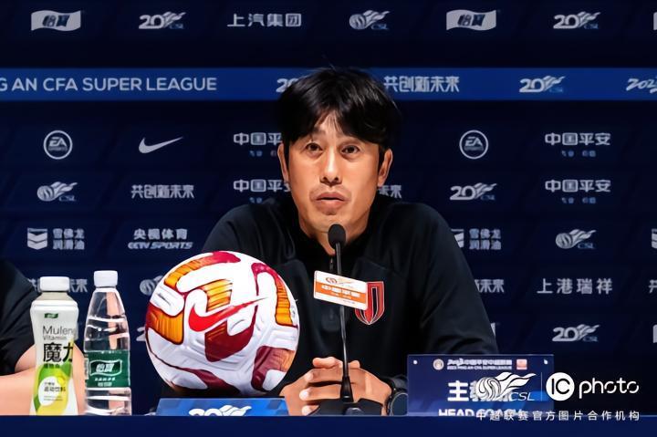 6月2日下午，成都蓉城队主教练徐正源和球员理查德