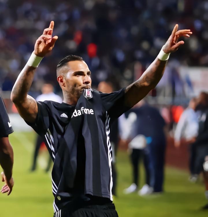 曾经效力过巴萨，国米，切尔西，波尔图，贝西克塔斯