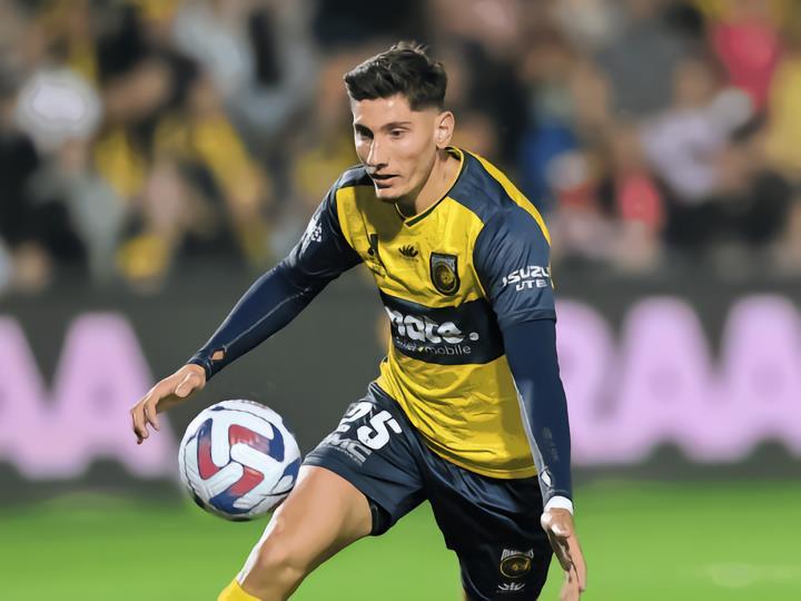 澳媒：桑德兰即将签下中央海岸水手中卫特里安蒂斯；球员介绍