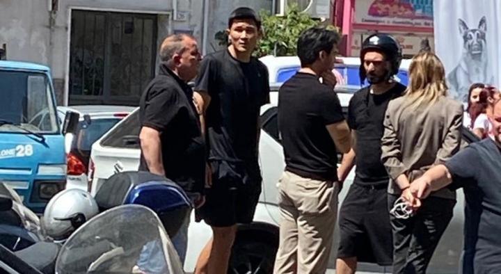 金玟哉妻子在那不勒斯街头驾车撞倒一名男子，男子伤情不明