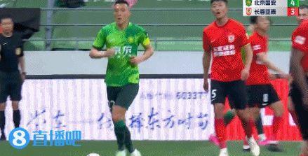 于大宝被推倒摔到后脑，被担架抬去医院工作人员称有短暂失忆
