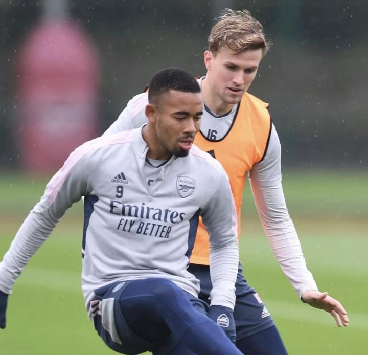 升官发财！近日热苏斯在队内得到了升职，他现在是球