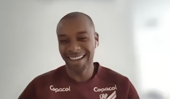 费鸟：图雷说过为瓜帅效力你得会三门语言，至少踢三个位置