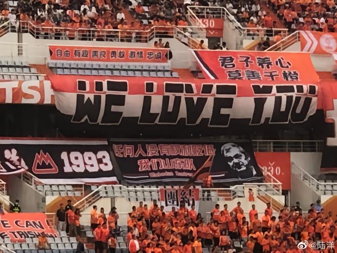 致敬功勋主帅，山东泰山球迷区标语印有桑特拉奇名言