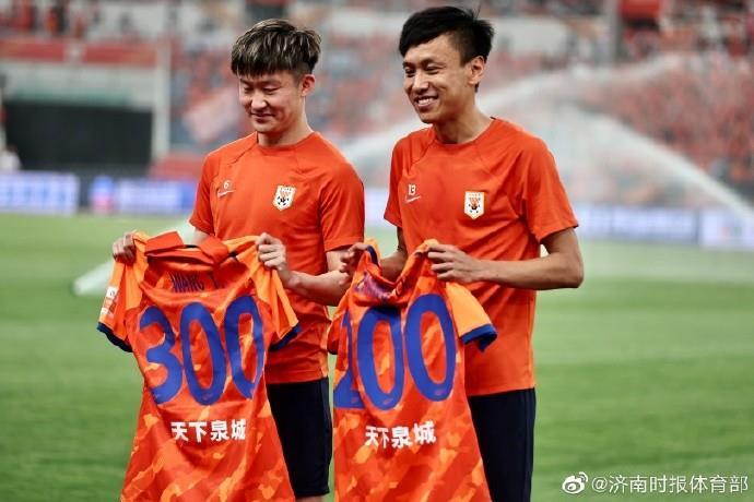 里程碑时刻！山东泰山为张弛与王彤颁发200场、300场纪念球衣