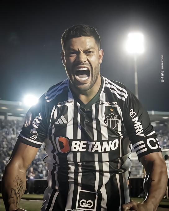 胡尔克施展绝技！中圈附近任意球爆射破网，高居射手榜次席